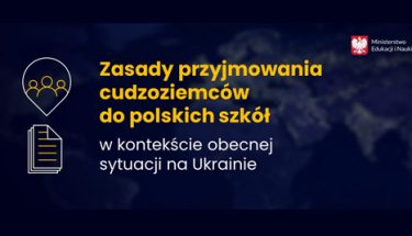 Ciemno tło, po środku napis: Zasady przyjmowania cudzoziemców do polskich szkół w kontekście obecnej sytuacji na Ukrainie. Po lewej stronie napisu ikona chmurki z zarysami postaci poniżej ikona dokumentu