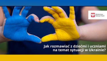Dłonie złączone w kształt serca i pomalowane w barwy Ukrainy. Obok napis: "Jak rozmawiać z dziećmi i uczniami na temat sytuacji w Ukrainie – rekomendacje dla nauczycieli i pedagogów szkolnych"