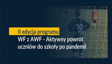 W tle napisu "II edycja programu WF z AWF - Aktywny powrót uczniów do szkoły po pandemii" widnieje zdjęcie chłopców grających w piłkę nożną na boisku. Na pierwszym planie widać chłopca stojącego przy bramce tyłem do obiektywu