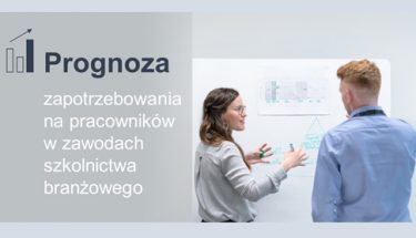 Dwoje ludzi, kobieta i mężczyzna stojących przy białej tablicy z notatkami i wykresami. Kobieta trzyma w ręku zielony flamaster. Po lewej stronie grafiki ikonka wykresu i napis Prognoza zapotrzebowania na pracowników w zawodach szkolnictwa branżowego.