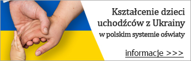 Grafika: na tle ukraińskiej niebiesko-żółtej flagi splecione dłonie osoby dorosłej i dwójki dzieci. Obok napis: Kształcenie dzieci uchodźców z Ukrainy, informacje :