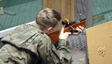 Uczestnik zawodów strzeleckich w pozycji gotowości do oddania strzału z karabinka