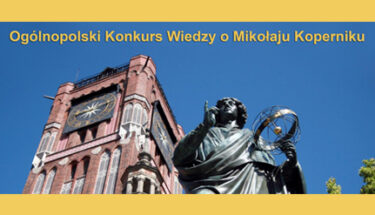 Na zdjęciu fragment pomnika Mikołaja Kopernika i Ratusza w Toruniu, na zdjęciu napis: Konkurs wiedzy o Mikołaju Koperniku