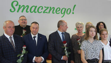 Zdjęcie przedstawiające kuratora oraz nauczycieli i uczniów szkoły w Sędziejowicach