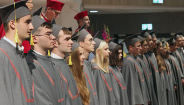 Zdjęcie przedstawiające studentów I roku Politechniki Łódzkiej