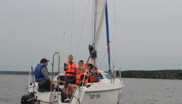 Zdjęcie uczestników obozu na łodzi na Zalewie Sulejowskim