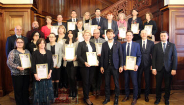 Zdjęcie grupowe dyrektorow najlepszych liceów i technikow w województwie łodzkim według rankingu Parspektyw 2024