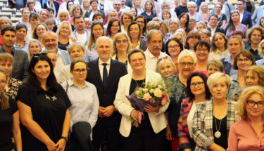 Grupowe zdjęcie uczestników spotkania z wiceminister edukacji Katarzyną Lubnaure z cyklu rozmowy po Łódzku
