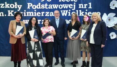 Łódzki Wicekurator Oświaty z nauczycielami Szkoły Podstawowej nr 1 w Brzezinach