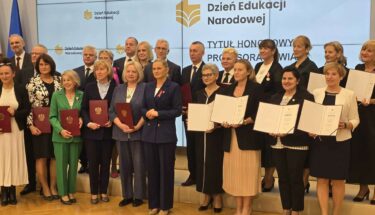 Minister Edukacji Barbara Nowacka i nagrodzeni nauczyciele