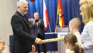 Kurator Oświaty pasuje pierwszoklasistow na uczniów