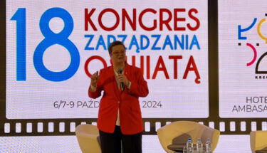 Zdjęcie przedstawiające wiceminister edukacji Katarzynę Lubnauer na tle planszy z nazwą kongresu