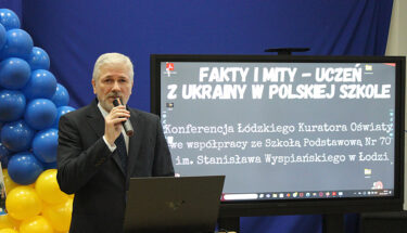 Zdjęcie przedstawiające kuratora Janusza Brzozowskiego