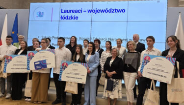 Zdjęcie przedstawiające reprezentantów nagrodzonych szkół