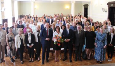Zdjęcie ze spotkania kuratora z dyrektorami szkół i przedszkoli uczestniczących w projekcie Mosty zamiast murów