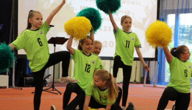 Zdjęcie przedstawiające uczniów w sportowych strojach
