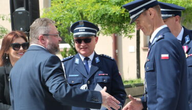Wicekurator Arkadiusz Kubik gratuluje policjantom odznaczeń