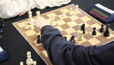 Zdjęcie przedstawiające szachownicę