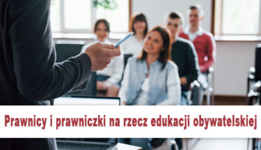 Zdjęcie grupy ludzi słuchających wykladu na zdjęciu napis prawnicy i prawniczki na rzecz edukacji obywatelskiej