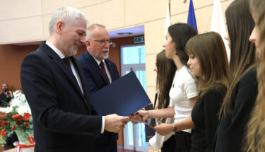 Kurator oświaty i wicekurator wręczają dyplomy laureatom wojewódzkich konkursów przedmiotowych