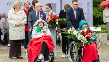Zdjęcie przedstawiające uczestników uroczystości przed Pomnikiem Pękniętego Serca