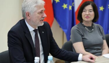 Kurator oświaty i dyrektor wydziału nadzoru pedagogicznego podczas spotkania z dyrektorami szkół