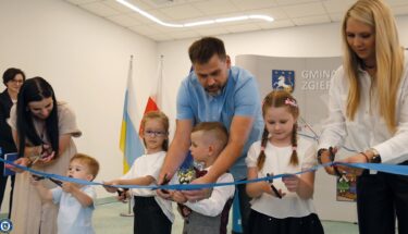 dzieci przecinaja wstęge podczas otwarcia Gminnego Przedszkola w Dąbrówce-Strumiany
