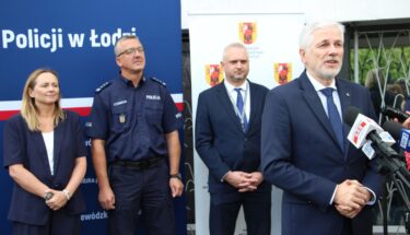 Zdjęcie przedstawiające konferencję prasową z udziałem m.in. Łódzkiego Kuratora Oświaty
