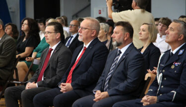 Wojewódzkie Rozpoczęcie Nowego Roku Szkolnego w Pabianicach goście uroczystości